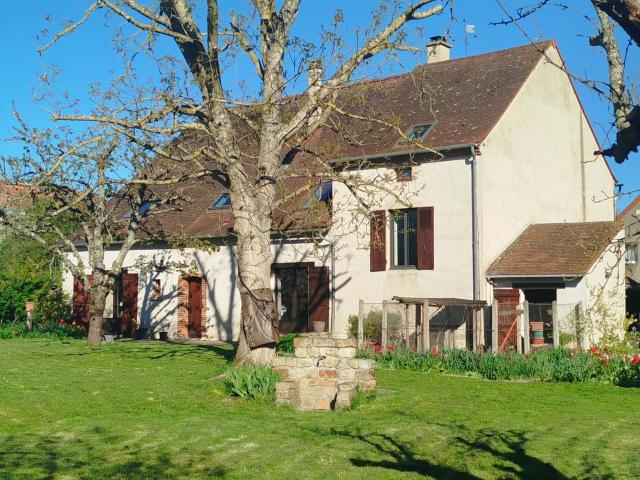 CUSSET, MAISON ANCIENNE RÉNOVÉE AVEC DÉPENDANCES