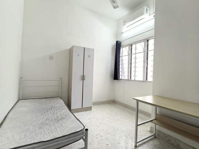 Cute Medium Room Available Now SS2 Petaling Jaya