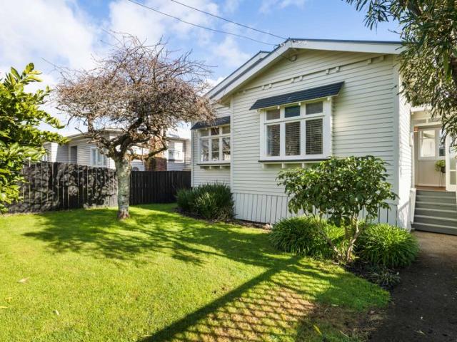 CUTE AS A BUTTON MOUNT ALBERT