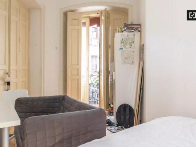 Cute room for rent in 7 bedroom apartment in Centro