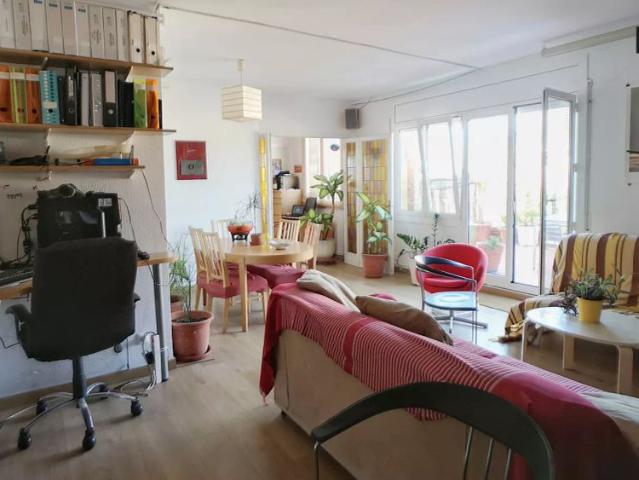 Cute room for rent in 4 bedroom apartment in Les Corts