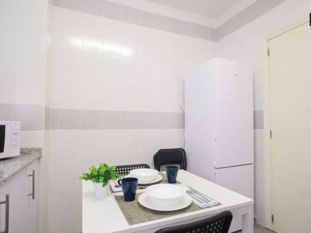 Cute room to rent in large 5 bedroom apartment in trendy L'Eixample
