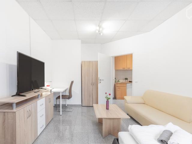 Cute studio close to airport 20 min by subway to citycenter