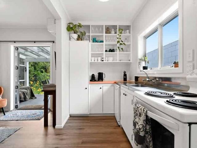 Cute 2 Bedroom + Outside Office