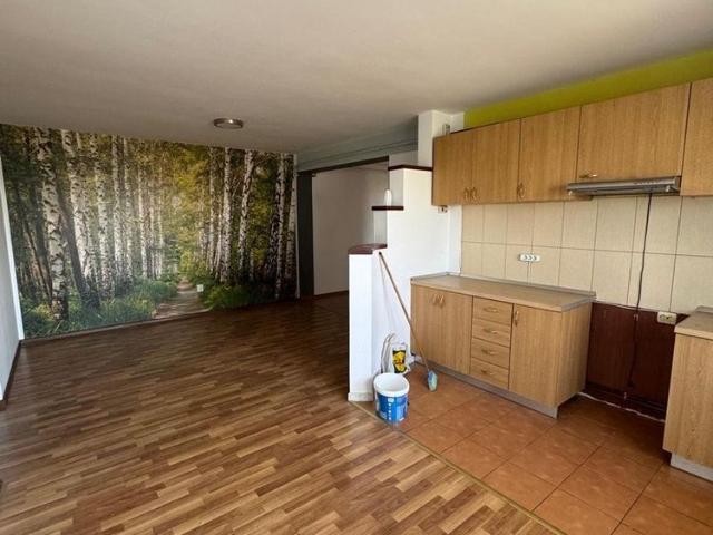 cv 77 C.Brancoveanu, apartament 3 camere nemobilat,etaj II+ garaj