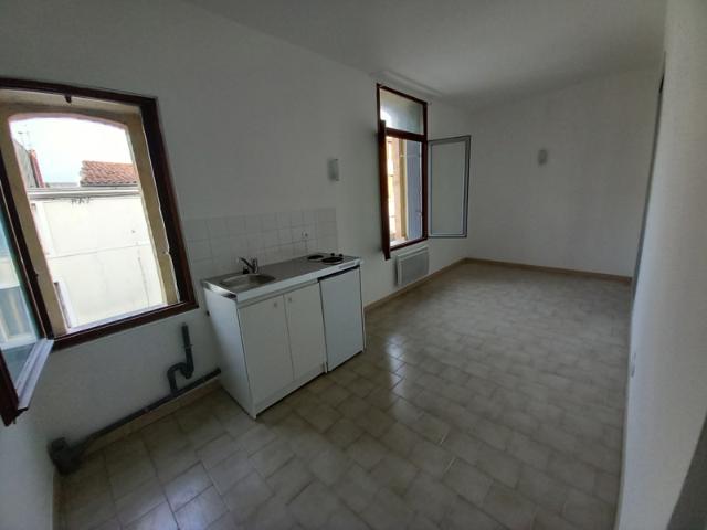 Cv, rue du Courreau, studio raffraichit à louer