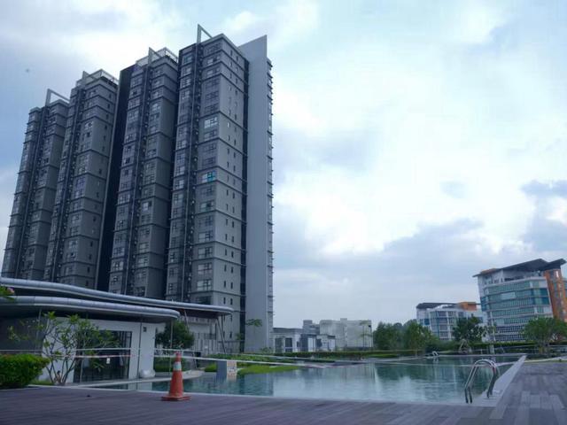 Cyberjaya HYVE soho suite 2 room big balcony 2 carpark near Dpluze