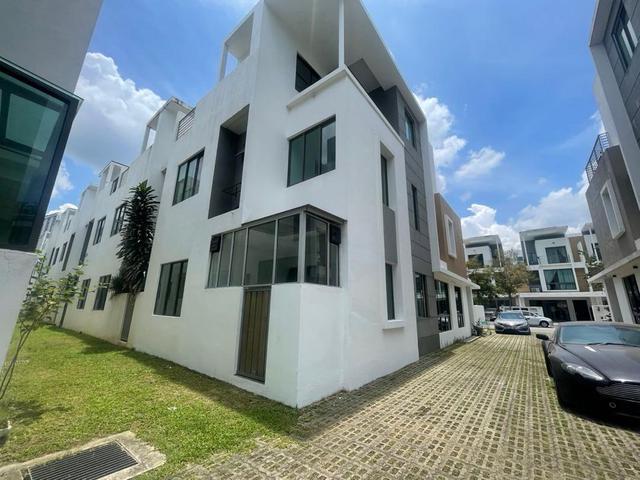 Cyberjaya Lakepoint Residence FREEHOLD 25 storey terrace Endlot