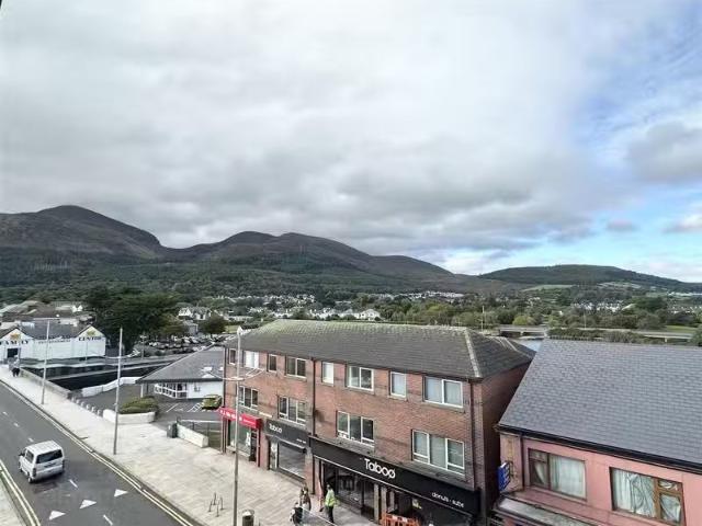 D12 Waterfoot, 106 Main Street