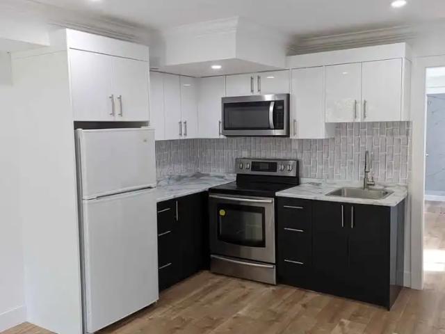 D152 Contemporary 1 Bedroom Suite in Quiet Surrey Neighbourhood!