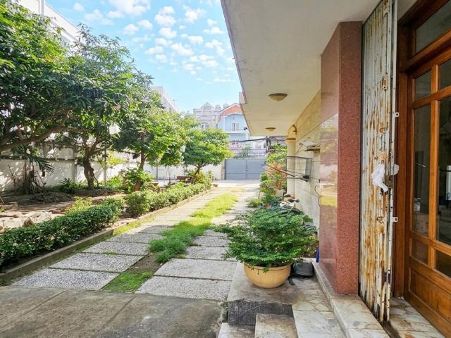[D2577*] Biệt thự lô góc 586m2 sân vườn đẳng cấp, sát Gigamall Phạm Văn Đồng, giá 8x tỷ!