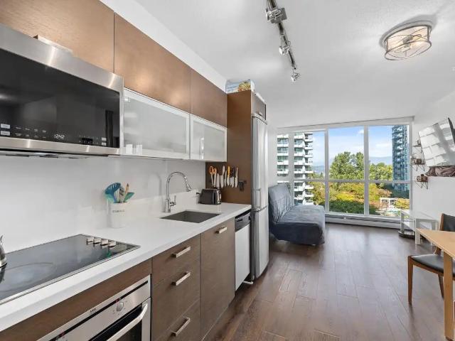 D264 Modern 1 Bed + Den Condo with Mountain Views!