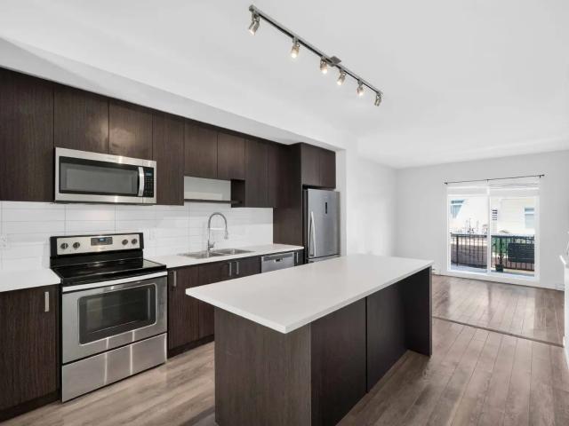 D269 Modern 3 Bed, 2 Bath Townhouse with Tandem Garage