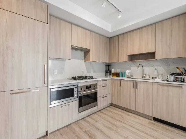 D271 Modern 1 Bedroom Condo at One Central – Surrey City Centre!
