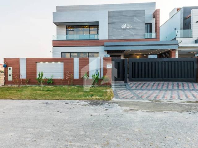 D H A Lahore 1 Kanal Brand New Mazhar Munir Design House With 100% Original Pics Available For Rent