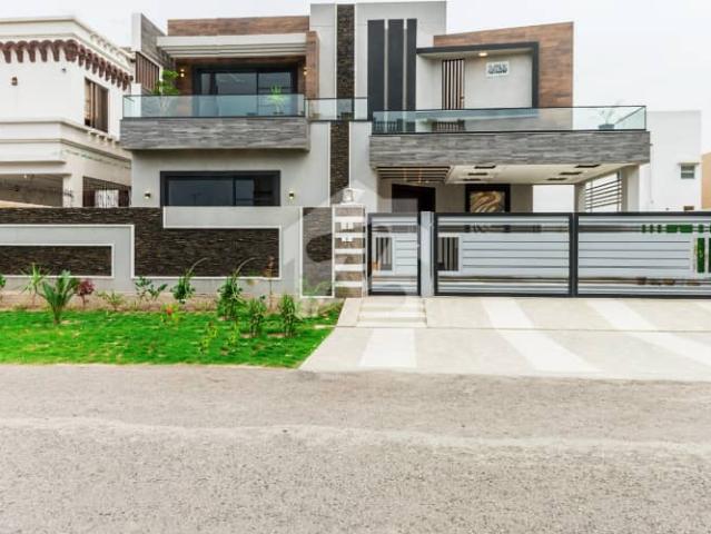 D H A Lahore 1 Kanal Owner Build Design House Fuly Furnished With Basement With 100% Original Pictures Available For Rent