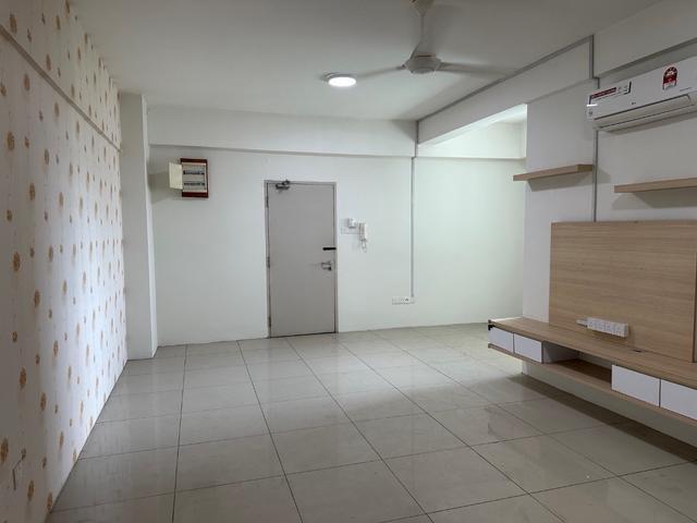 D vantage Condo Partially furnished 1030sqt Below market value