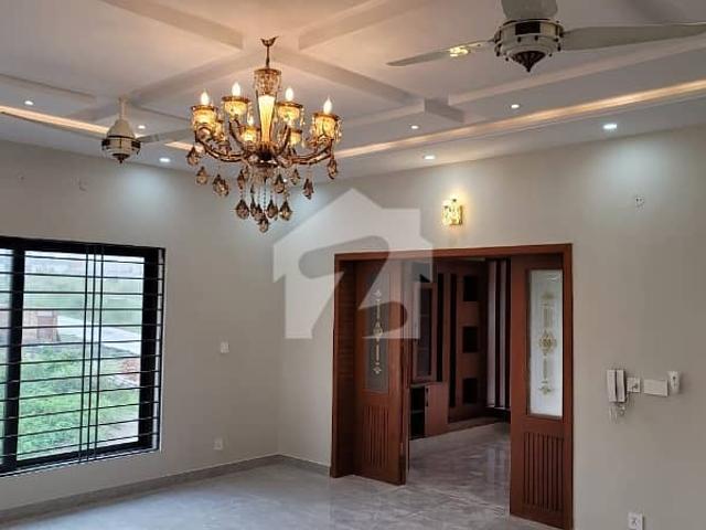 D 12 House Sized 3200 Square Feet Is Available