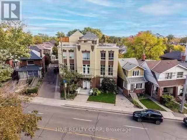 D 957 Broadview Avenue, Toronto, ON, M4K 2R5 townhouse for.