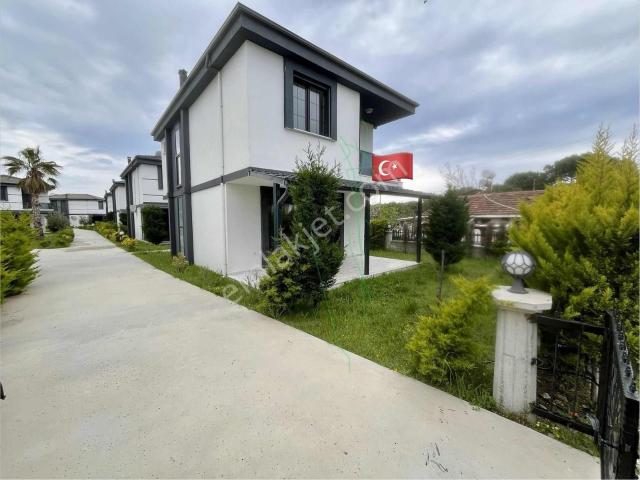Dağlı gayrimenkul'den 4+1 Deniz Manzaralı Site İçi Fırsat Villa