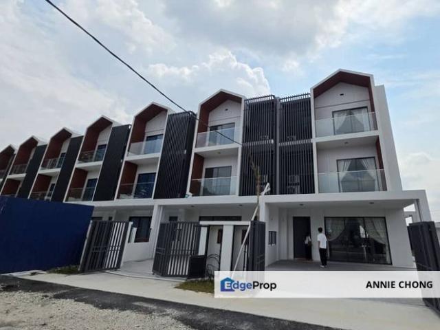 D'Amber Puchong Intan