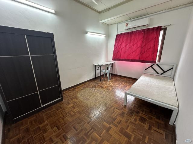 Damen/usj near lrt free wifi room for rent