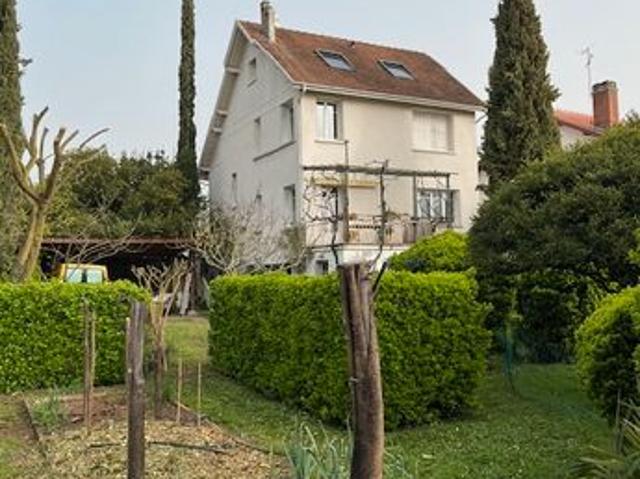 DANS NERAC JOLIE MAISON DE VILLE AVEC JARDIN GARAGE et ABRIS VOITURES