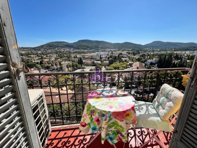 Dans bâtisse historique appartement 3 pièces avec vue mer en