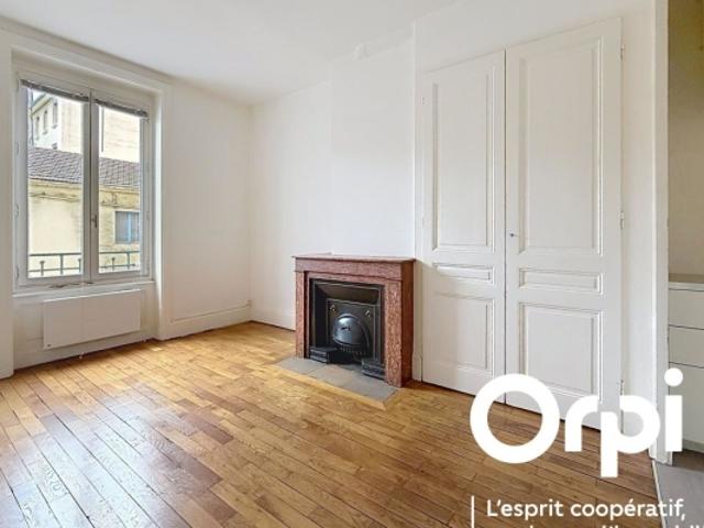 Dans bel ancien T2 de 45m²
