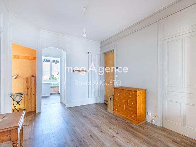 DANS BEL IMMEUBLE ANCIEN, DUPLEX 3 CHAMBRES, AU 5ÈME ET DERNIER ETAGE, CAVE