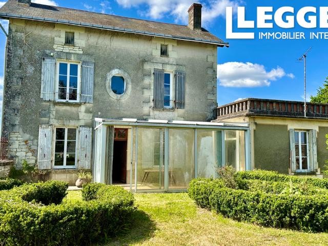 Dans hameau à 2 km des commodités, maison de Maître 130 m2 à rénover avec dépendances, terrain clos et 1,4 ha