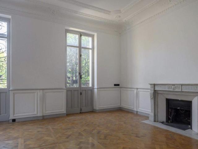 DANS HOTEL PARTICULIER EXCEPTIONNEL APPARTEMENT TYPE 4 AVEC JARDIN