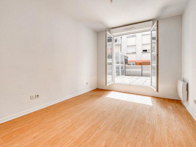 Dans jolie copropriété avec grande terrasse et stationnement