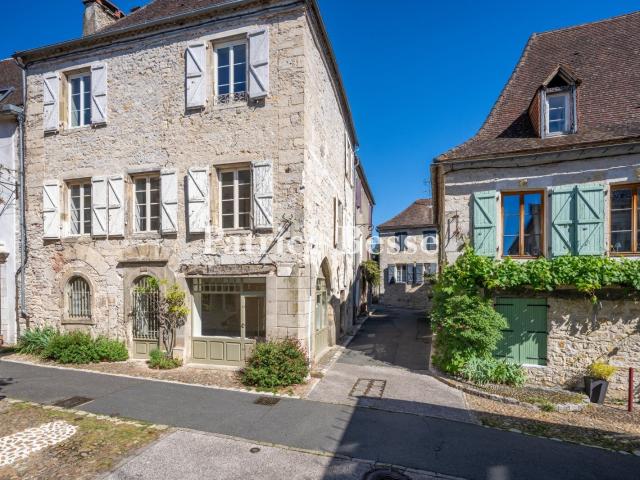 Dans « la cité aux sept tours » du Haut Quercy, une maison d. 206m² Martel