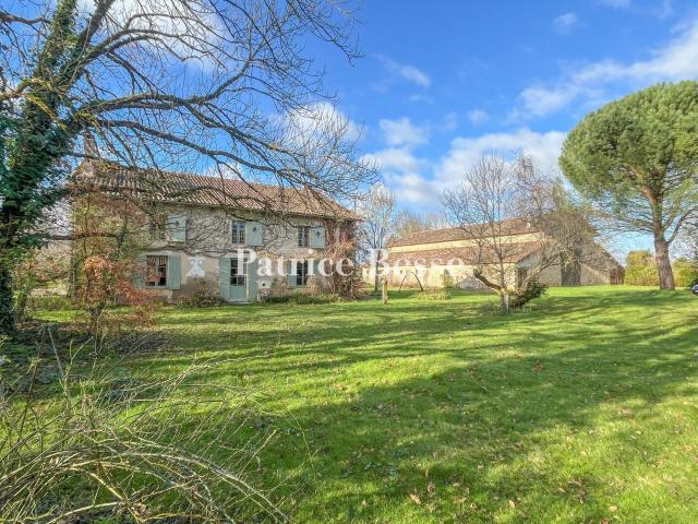 Dans la Vienne, sur plus de 2.8 ha, un ancien corps de ferme. 250m² Poitiers