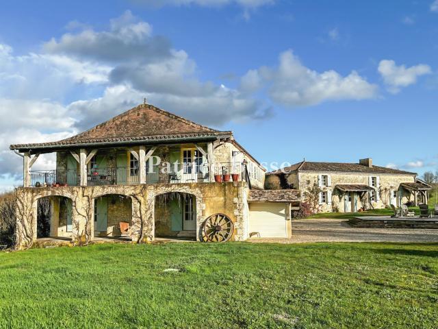 Dans le nord du Lot et Garonne, un domaine rural du 15e s. e. 422m² Duras