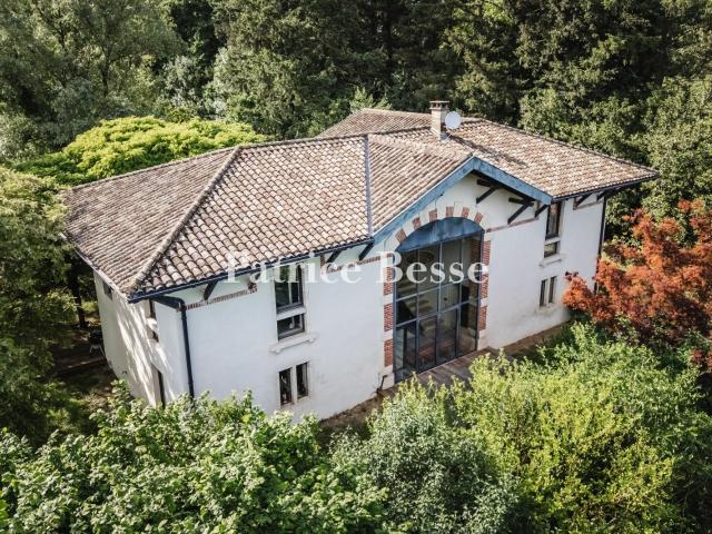 Dans le Beaujolais, à l'entrée du parc d'un château, une anc. 247m² Charentay