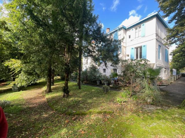 Dans le centre ville, au coeur d'une villa arcachonnaise de