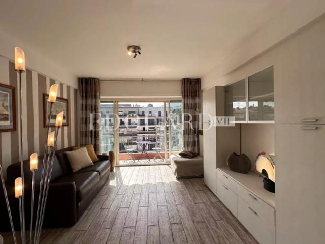 Dans le centre de Menton, en exclusivité grand studio en bon état avec terrasse et agréable vue dégagée