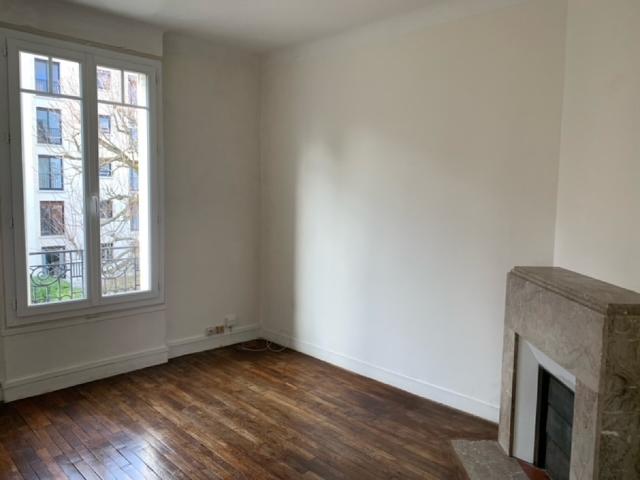 Dans le centre de Meudon, petit immeuble ancien de belle facture, au 3ème étage sans ascenseur appartement traversant de 37m² bien agencé: entrée, chambre, salle de douches avec WC, séjour avec cheminée décorative, cuisine séparée. Chauffage individuel a