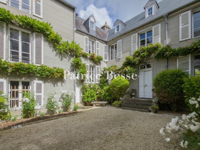 Dans le centre Manche, un hôtel particulier du 17e s. Et son. 285m² Coutances