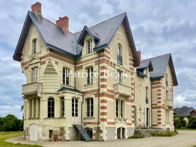 Dans le Haut Anjou, avec un parc de 10 ha, un château du 19e. 760m² Ombrée d'anjou