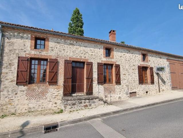 Dans le Haut Limousin, venez découvrir cette belle maison en pierres du 19ème siècle en grande partie rénovée