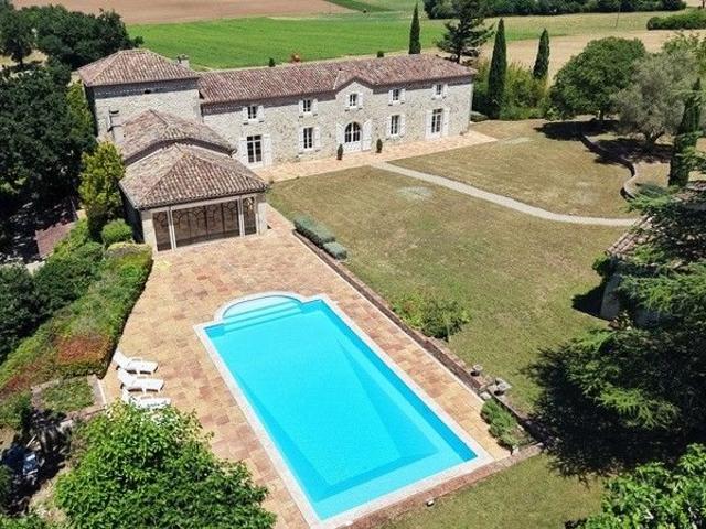 Dans le lectourois, sur un site dominant, superbe bâtisse XI. 371m² Castéra Lectourois