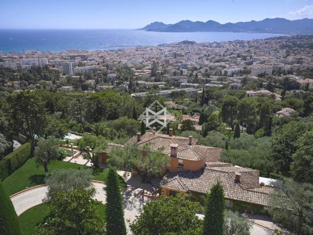 Dans le superbe quartier de la Californie, magnifique propri. 1000m² Cannes