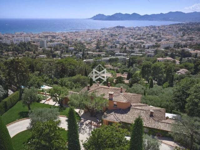 Dans le prestigieux quartier de Terrefial, magnifique propriété d'environ 1000 m²