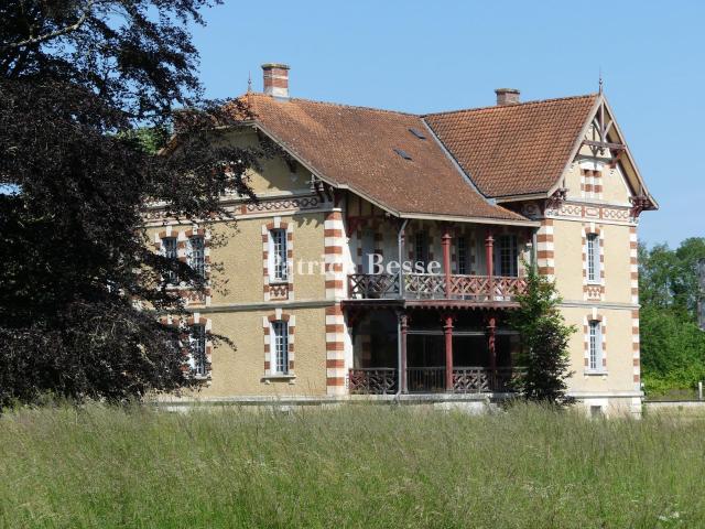 Dans le Sud ouest, à 20min de Mont de Marsan, une villa Bell. 630m² Saint Gein