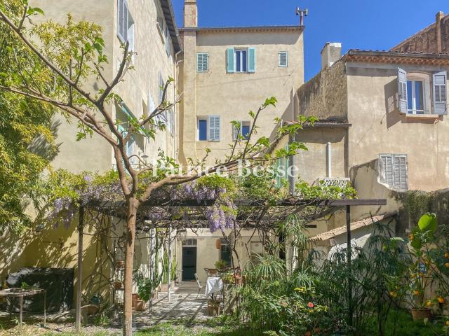 Dans le vieux La Ciotat, un appartement en duplex du 17e s.. 194m² La Ciotat