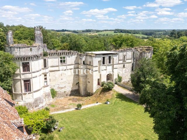 Dans l'Indre, les ruines d'un château Renaissance inscrit Mh. 566m² Valençay