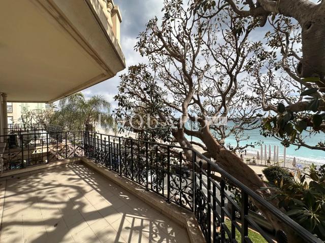 Dans résidence de luxe, deux pièces avec grande terrasse, belle vue mer, cave et parking en sous sol